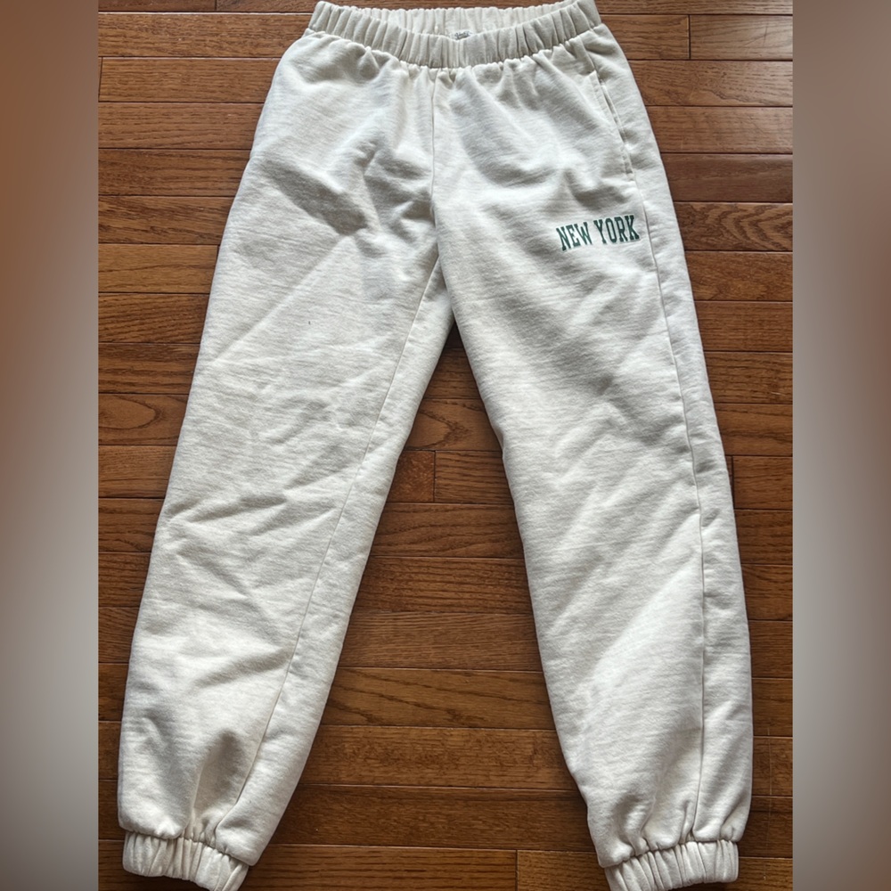 Brandy Melville “New york” beige sweatpants